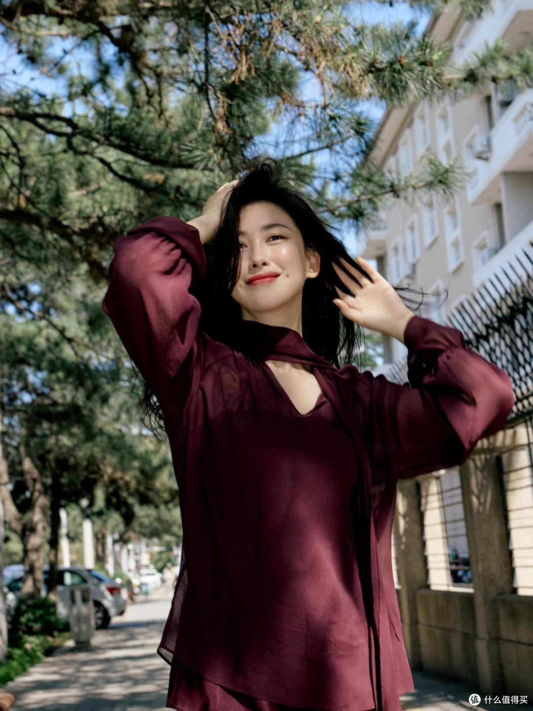 朱珠穿衬衫不配半身裙、乐福鞋,这样装扮更洋气,低调中透着高级