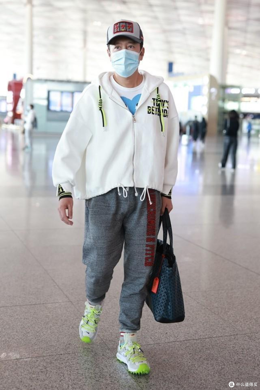 男人到了五六十岁，尽量不要穿卫衣、小脚裤，换成这些穿搭更时尚