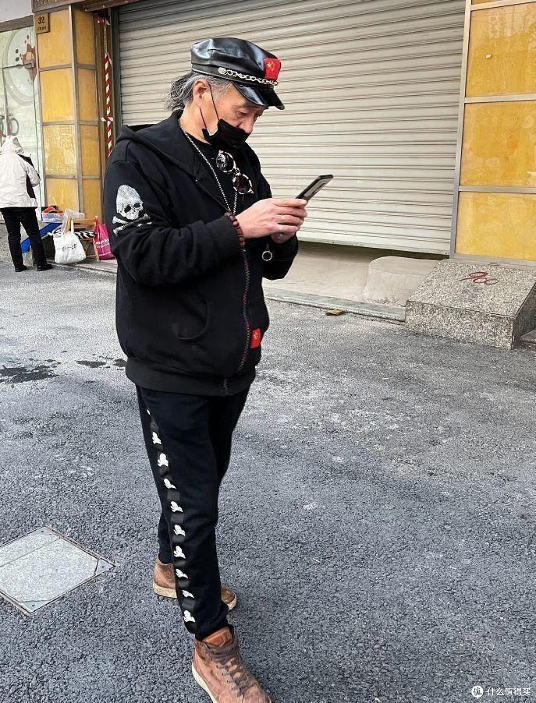 男人到了五六十岁，尽量不要穿卫衣、小脚裤，换成这些穿搭更时尚