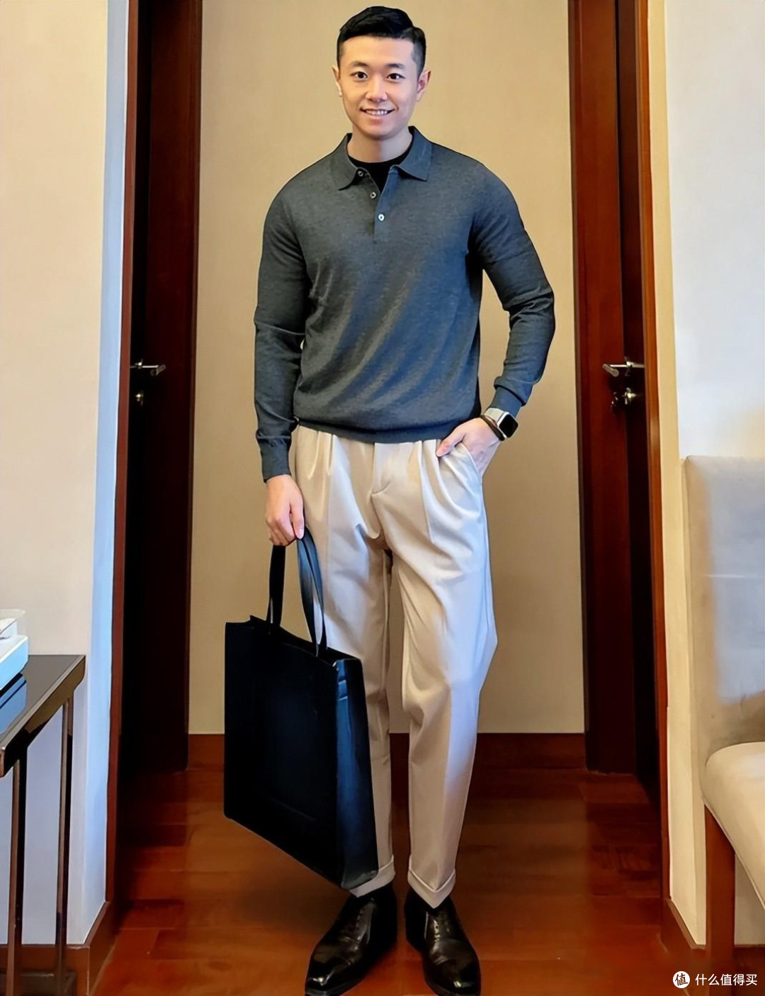 男人到了五六十岁，尽量不要穿卫衣、小脚裤，换成这些穿搭更时尚