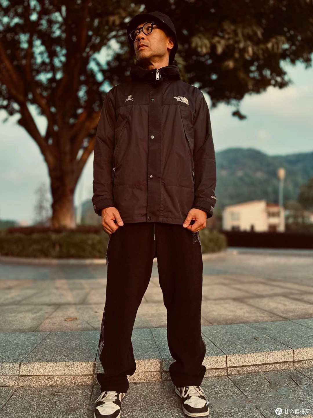 男人到了五六十岁，尽量不要穿卫衣、小脚裤，换成这些穿搭更时尚