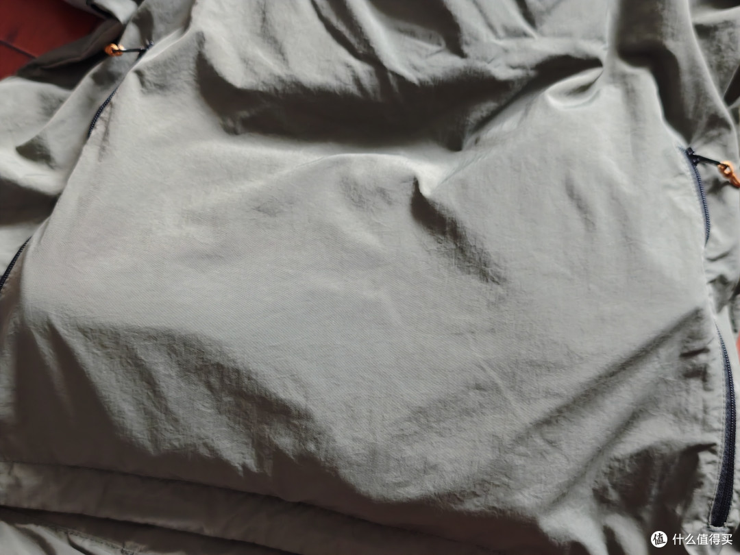 挑战全网比包更能装的上衣,猜猜我的这件衣服可以装多少物品?