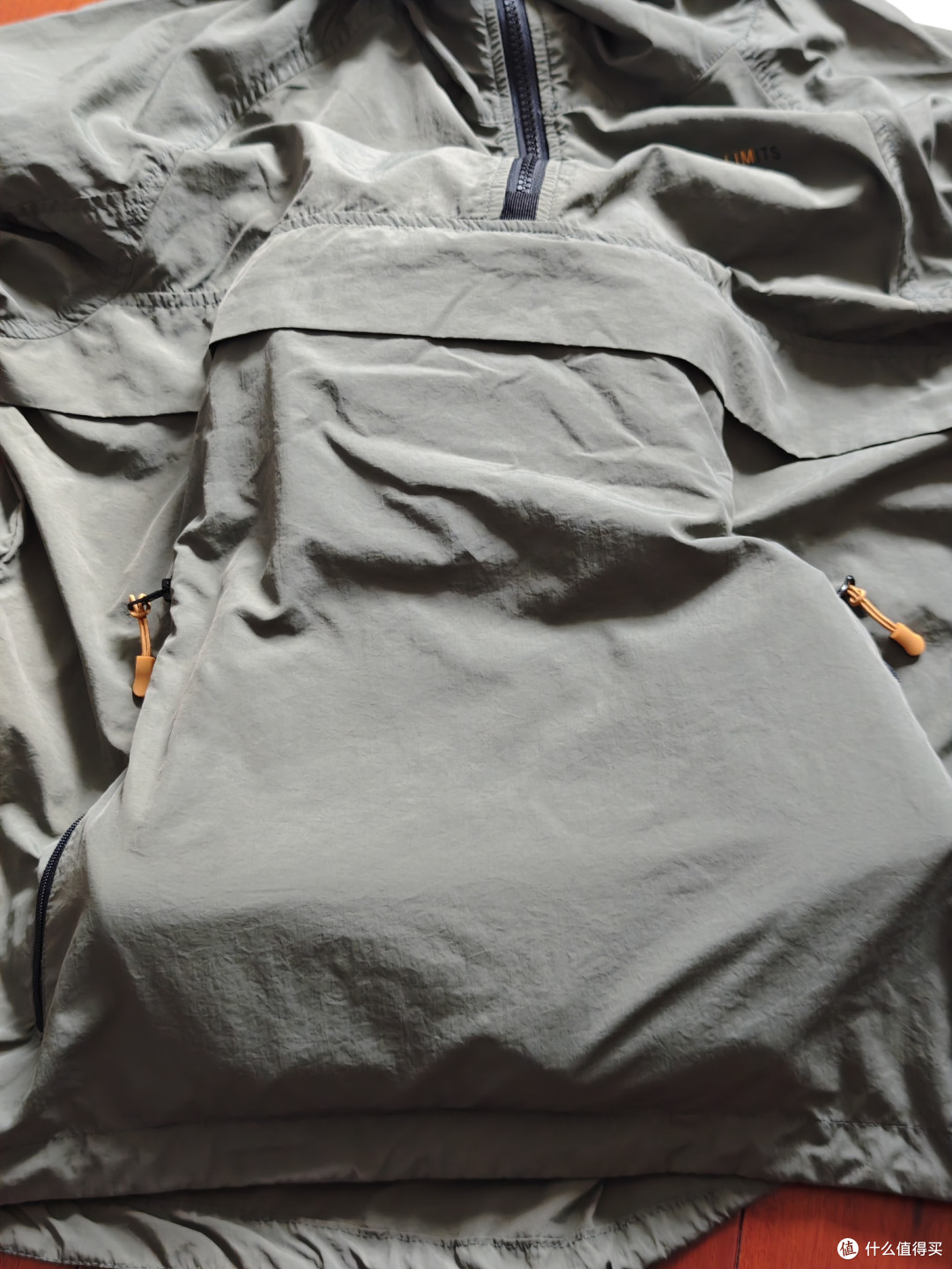 挑战全网比包更能装的上衣,猜猜我的这件衣服可以装多少物品?
