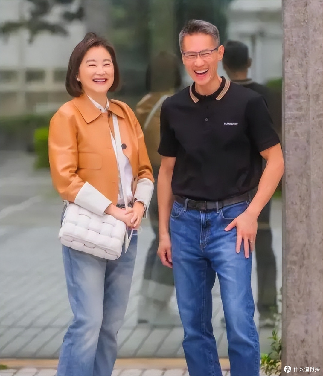 林青霞在国外放飞了,穿粉卫衣+红裤子真的好减龄,看着最多40岁