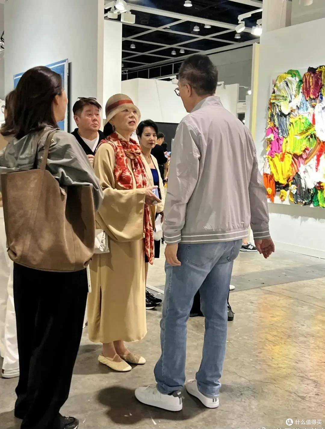 林青霞在国外放飞了,穿粉卫衣+红裤子真的好减龄,看着最多40岁