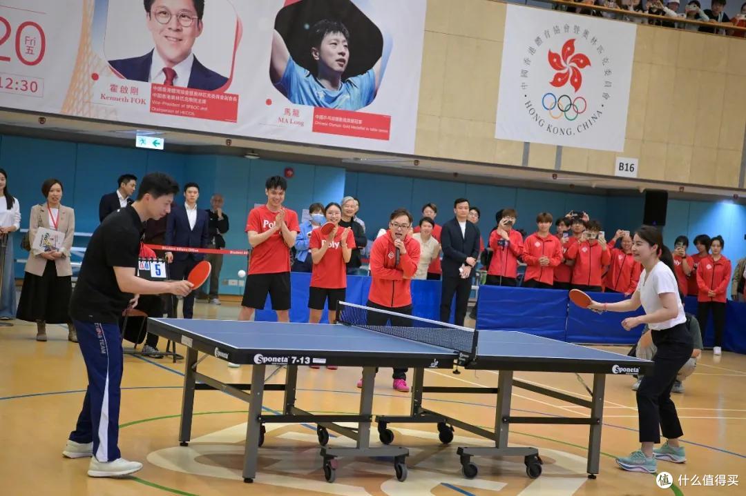 郭晶晶、贝佐斯穿千元HOKA火了，“丑鞋”凭什么成为中产的标配？