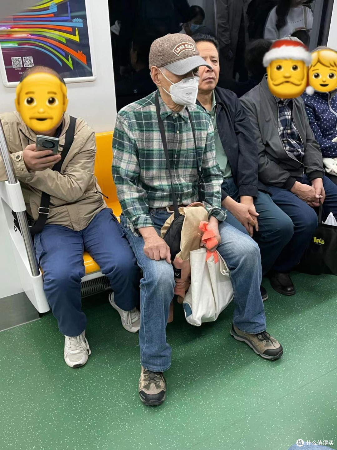 “上海地铁爷爷”非常惊艳,白发不染、衣不装嫩,却个个绅士高级