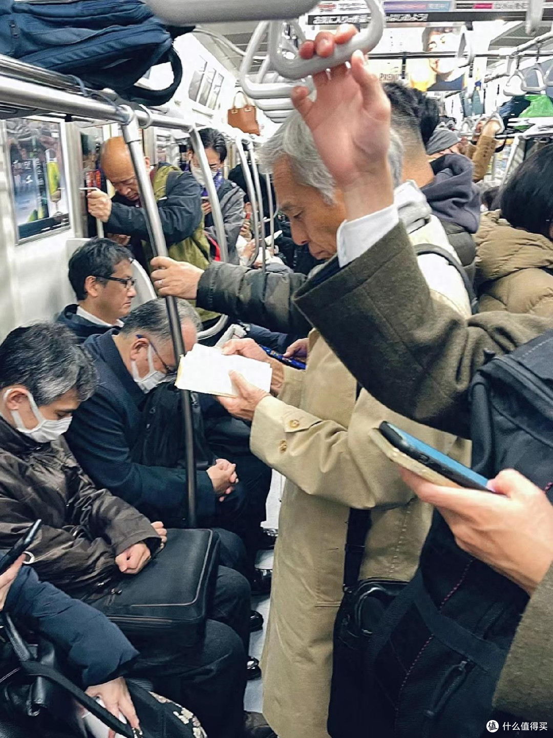 “上海地铁爷爷”非常惊艳,白发不染、衣不装嫩,却个个绅士高级