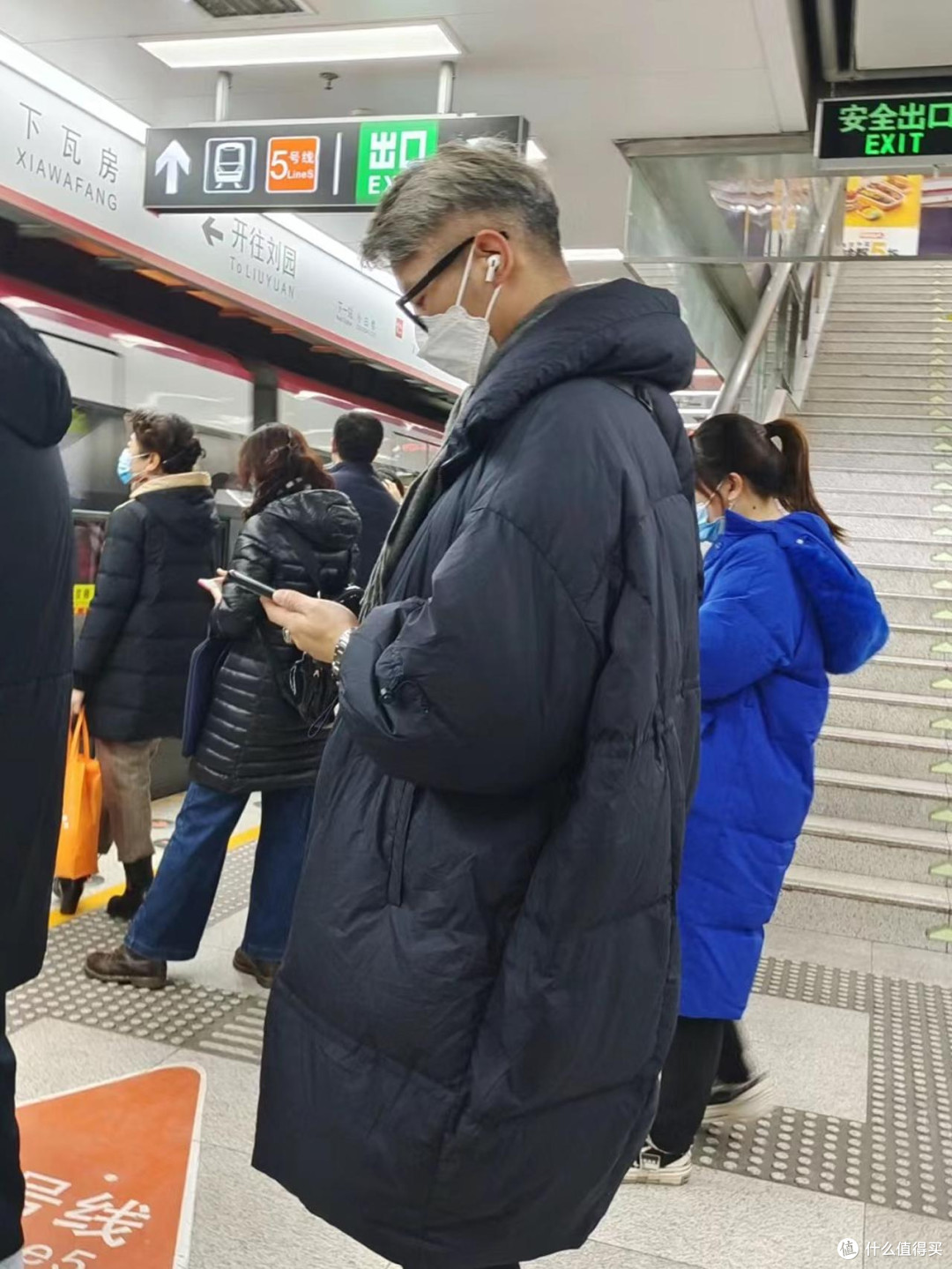 “上海地铁爷爷”非常惊艳,白发不染、衣不装嫩,却个个绅士高级