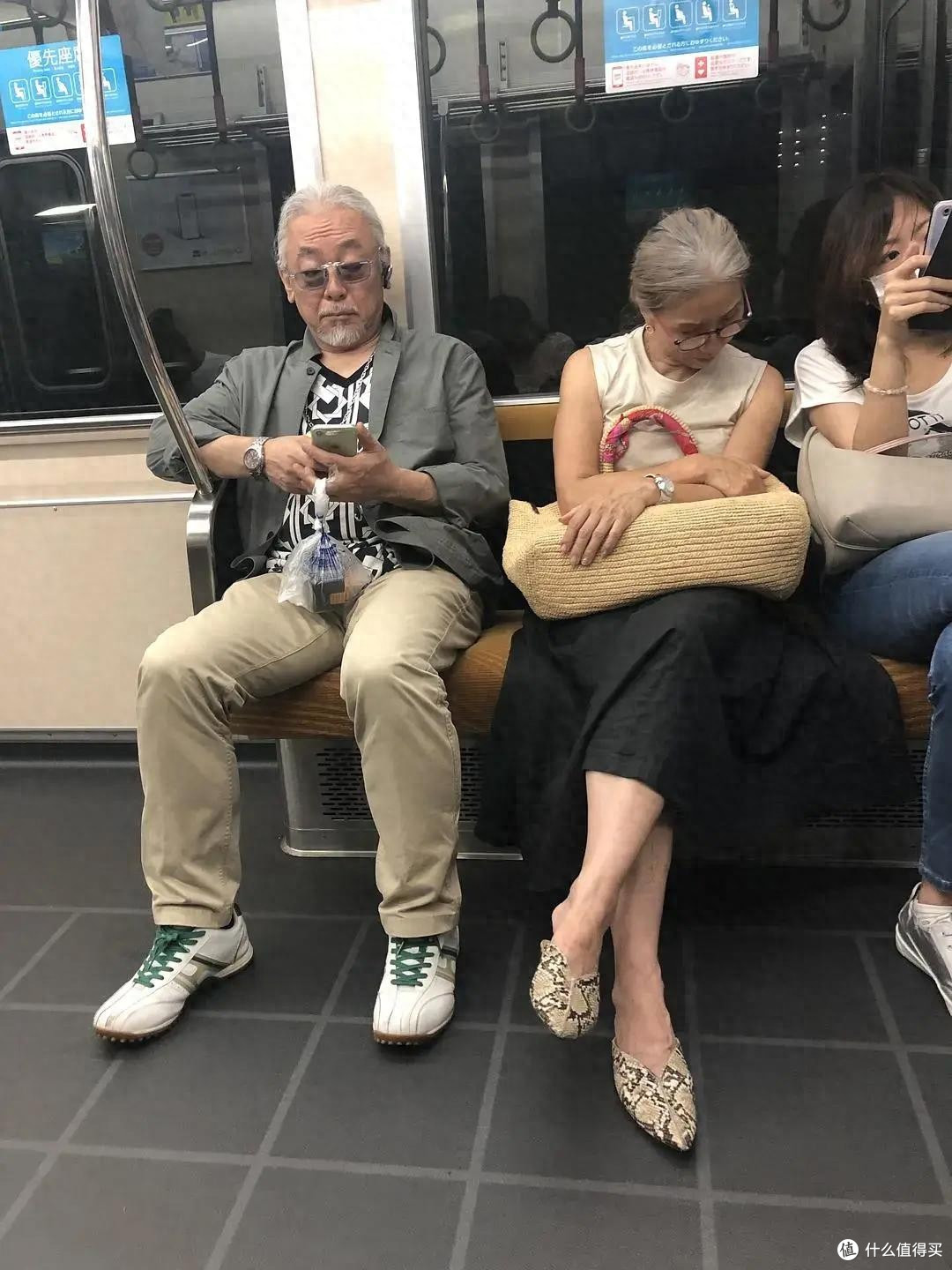 “上海地铁爷爷”非常惊艳,白发不染、衣不装嫩,却个个绅士高级