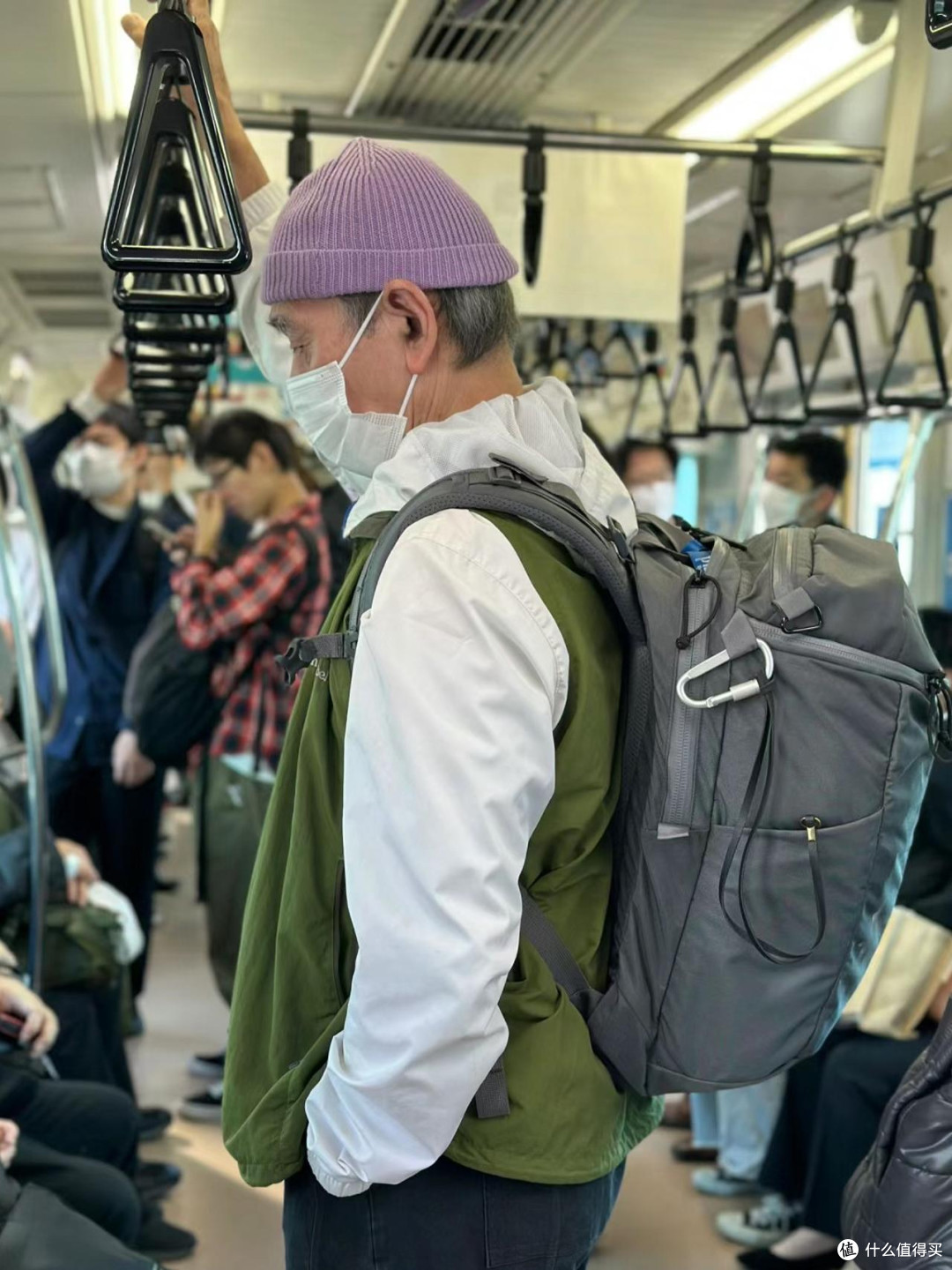 “上海地铁爷爷”非常惊艳,白发不染、衣不装嫩,却个个绅士高级