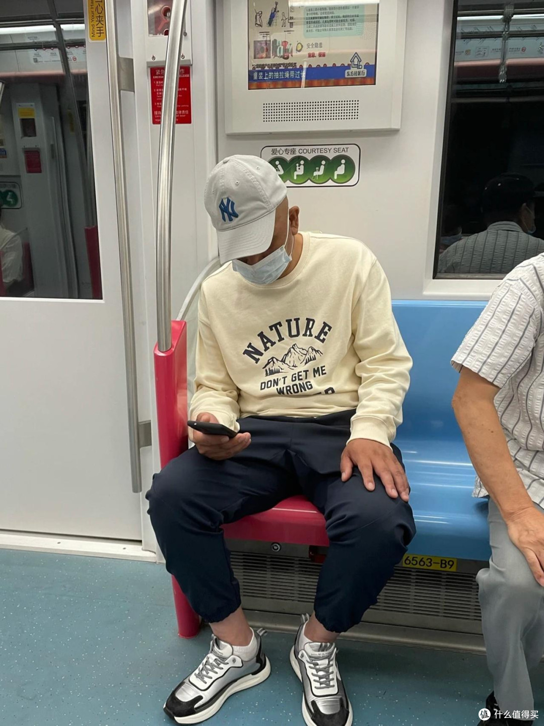 “上海地铁爷爷”非常惊艳,白发不染、衣不装嫩,却个个绅士高级