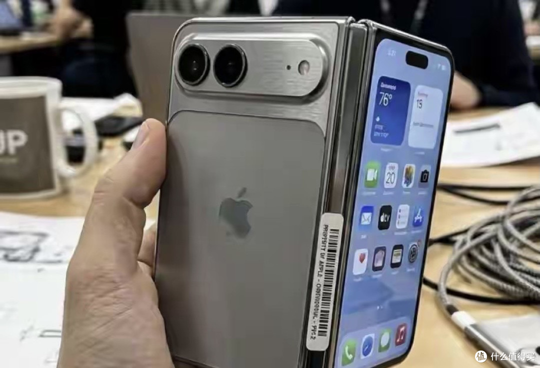 iPhone Fold工程机曝光：金属+玻璃拼接，双摄+灵动岛，颜值拉满