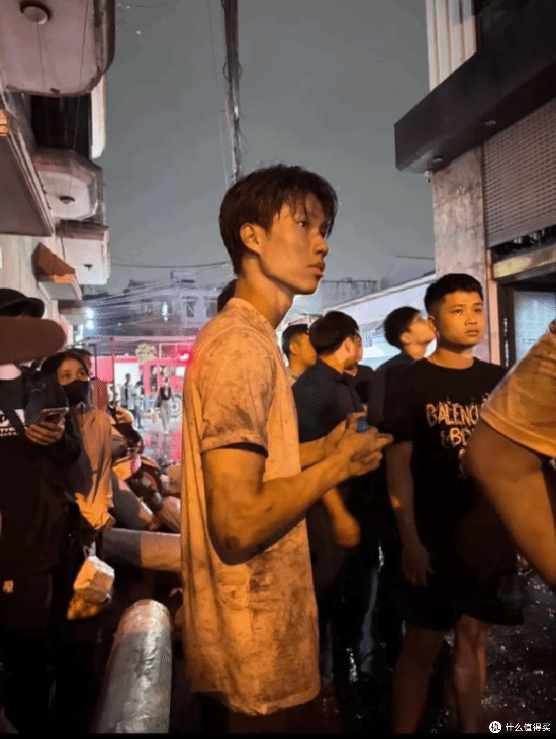 越南小伙冒死火场救出7人,自身重伤对妈妈谎称“只是摔了一跤”