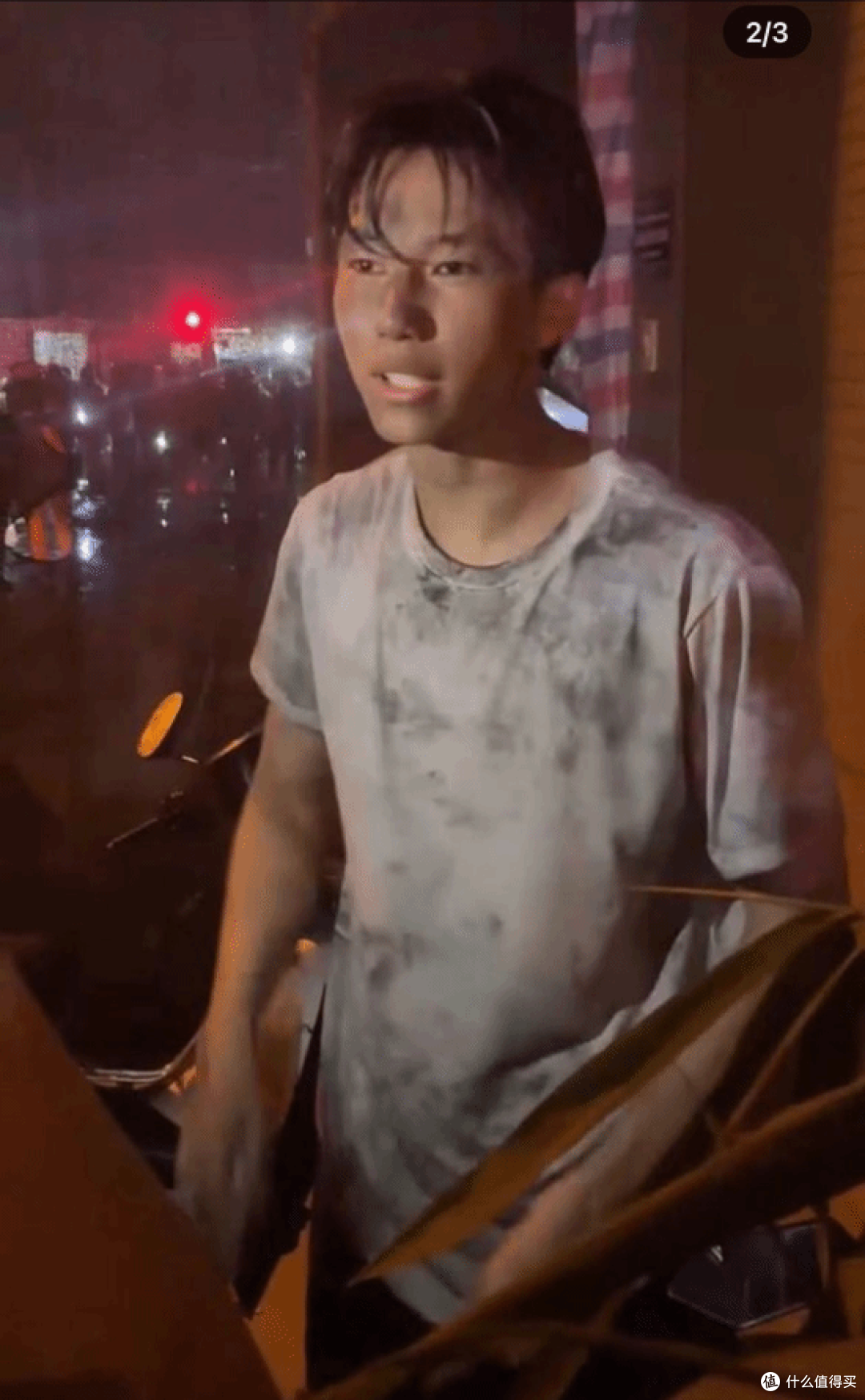 越南小伙冒死火场救出7人,自身重伤对妈妈谎称“只是摔了一跤”
