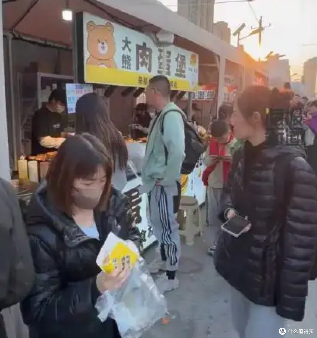 35 岁程序员裸辞摆摊,卖肉蛋堡月入 5 万,凭优质食材碾压同行