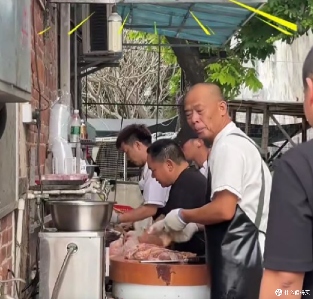 莫氏鸡煲爆火排队!老板哭求倒闭:全家累病倒,赚钱不够看病!