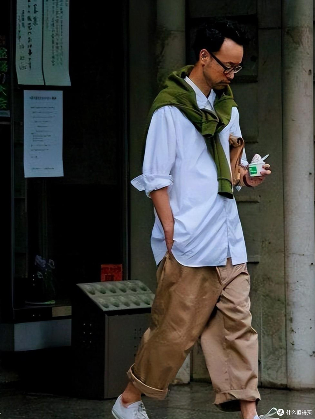 男人到了50岁,尽量放弃西服、阔腿裤,换成这些裤子穿着减龄帅气
