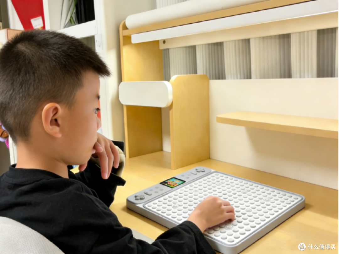 五一出行新“神器”当当狸AI智能棋盘，让高铁上的熊孩子安静思考