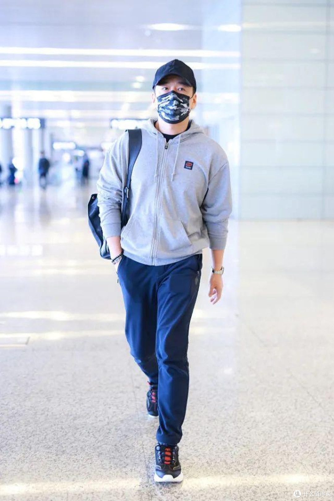 男人不管有多大年纪,买卫衣都要远离这4种“油腻色”,谁穿谁土
