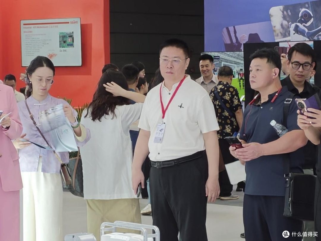 越甲灵动携全系列四足巡检机器狗亮相第十四届中国电子信息博览会