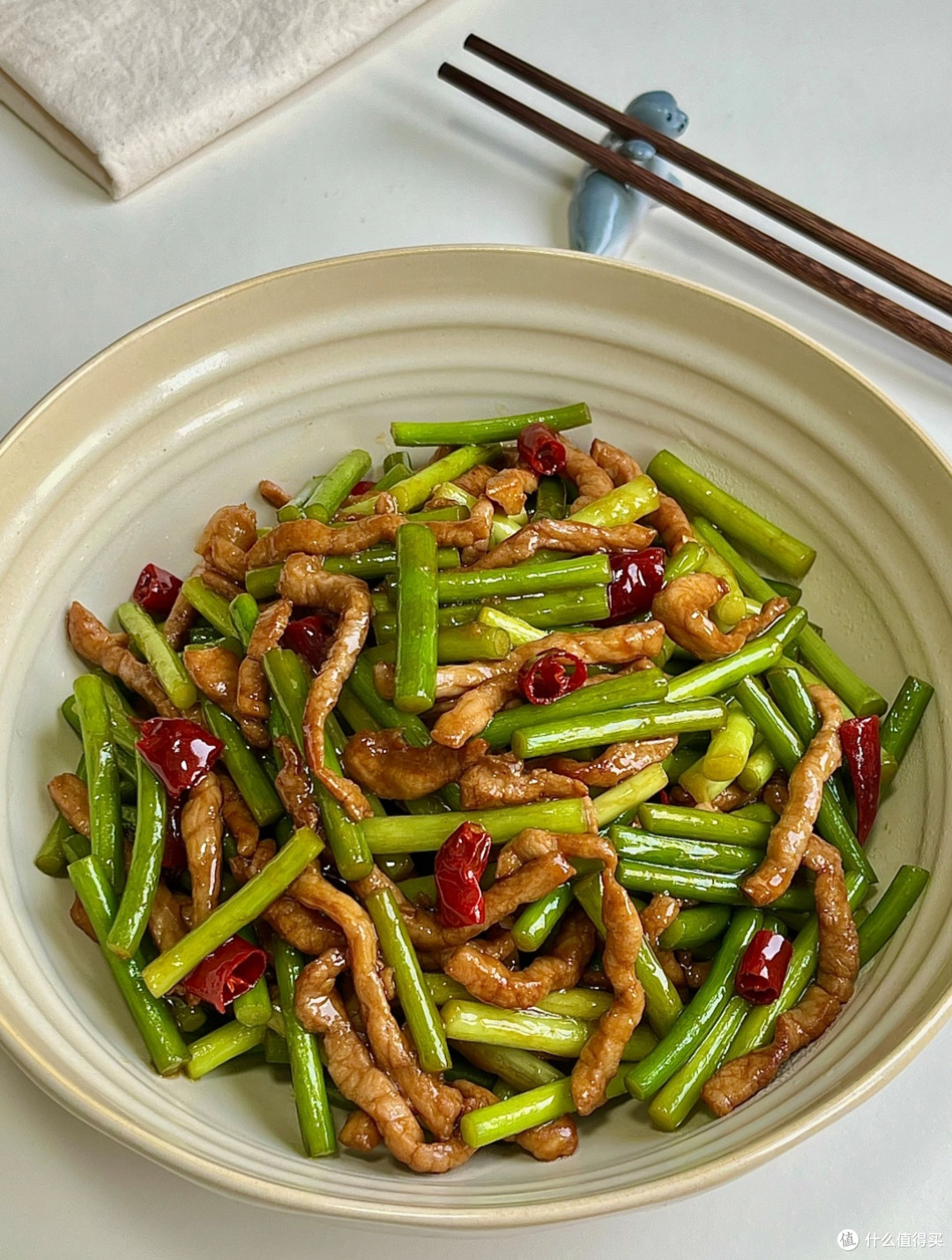 蒜苔炒肉丝,肉丝鲜滑蒜苔脆嫩,家常下饭菜天花板😋
