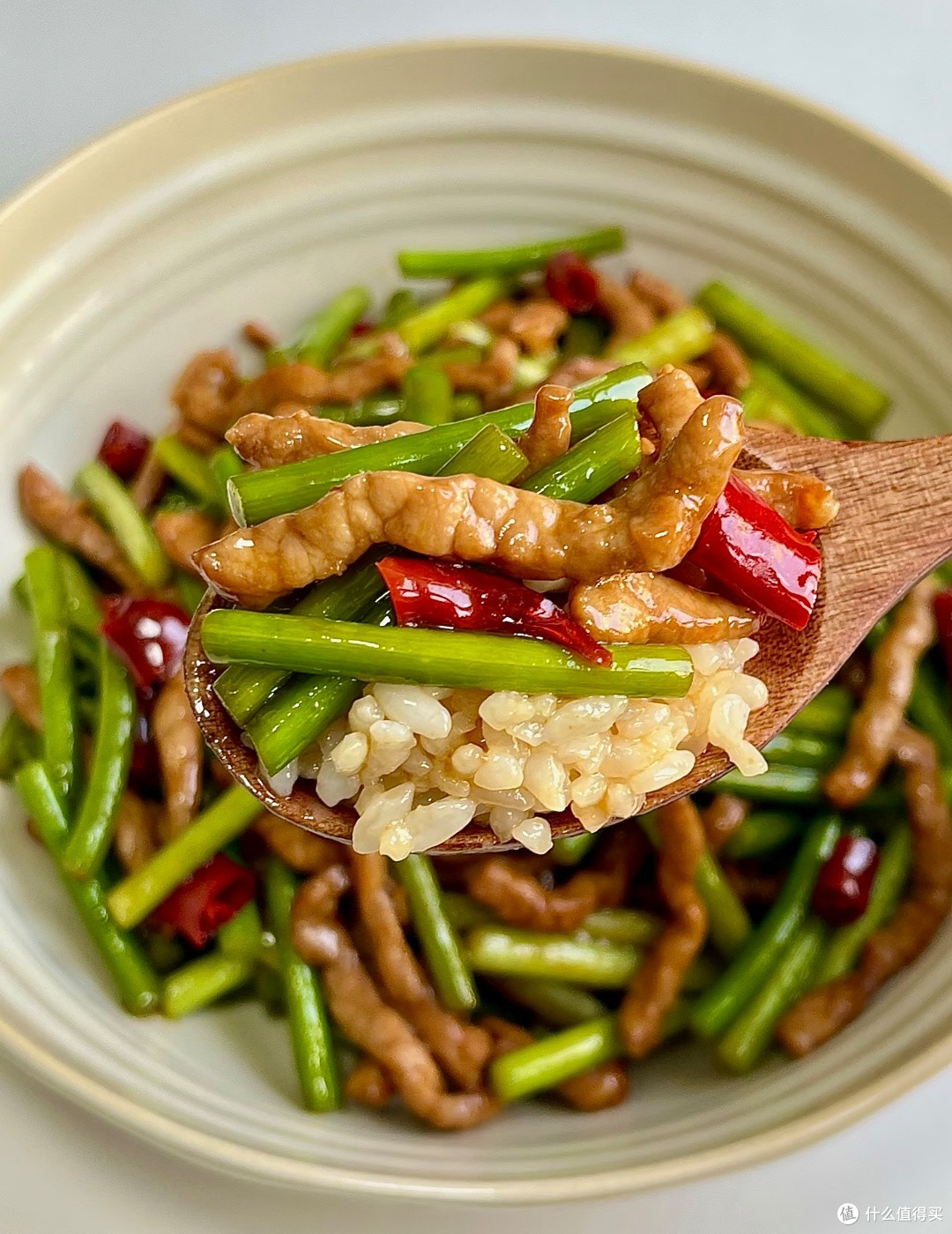 蒜苔炒肉丝,肉丝鲜滑蒜苔脆嫩,家常下饭菜天花板😋