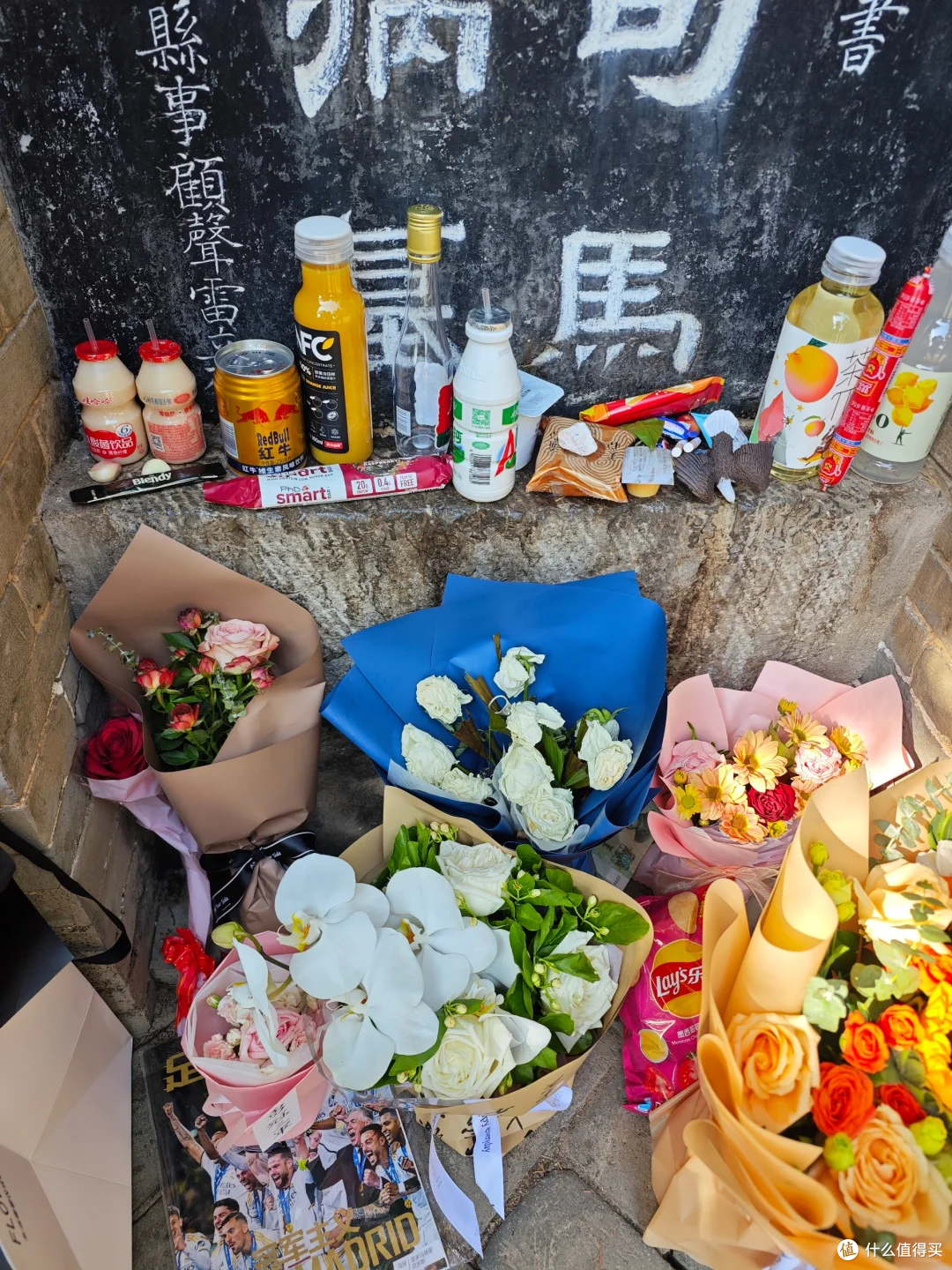 给曹操送药,给丞相买票,年轻人“抽象上坟”有多野?