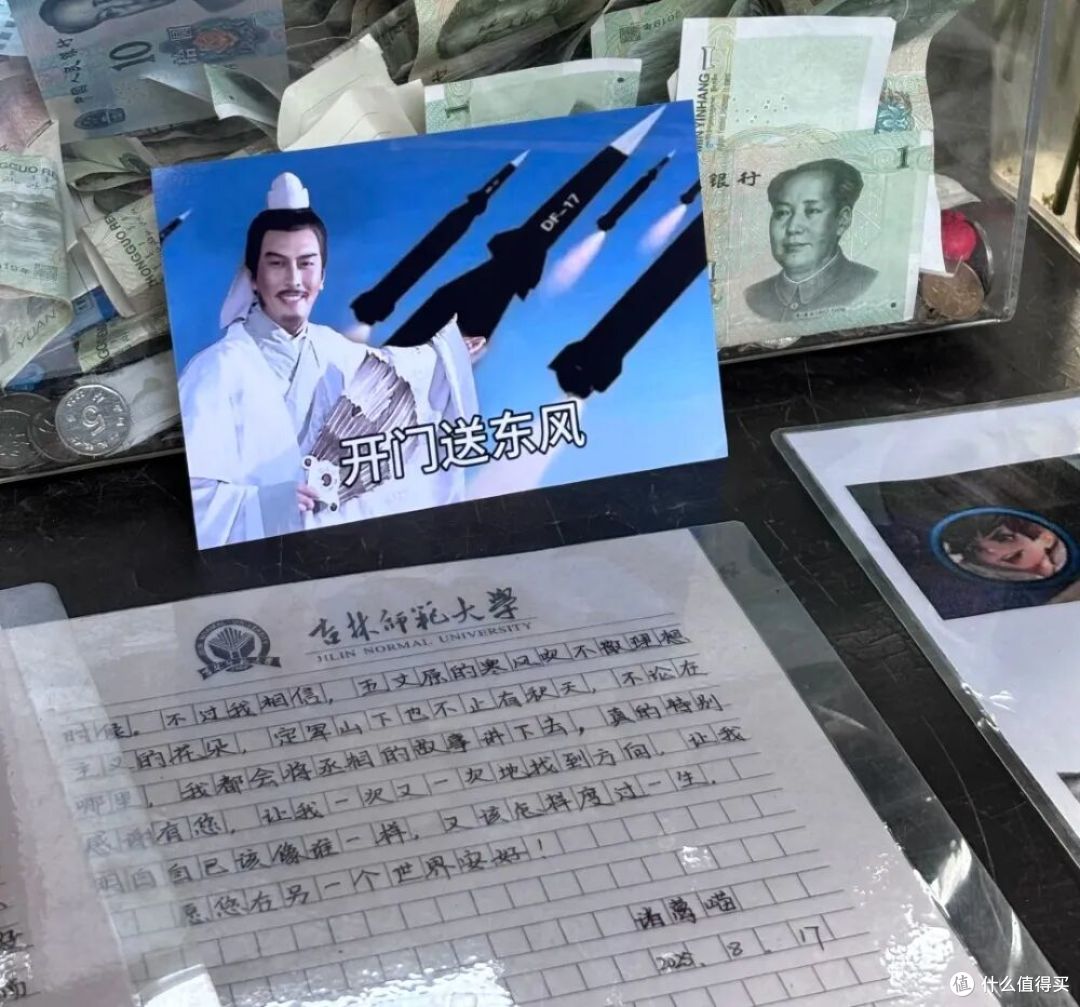 给曹操送药,给丞相买票,年轻人“抽象上坟”有多野?