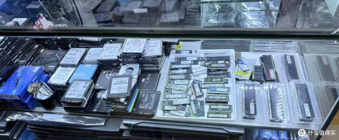 DDR5 内存价格 “断崖式” 暴跌!囤货商恐慌抛售,巨亏压力拉满