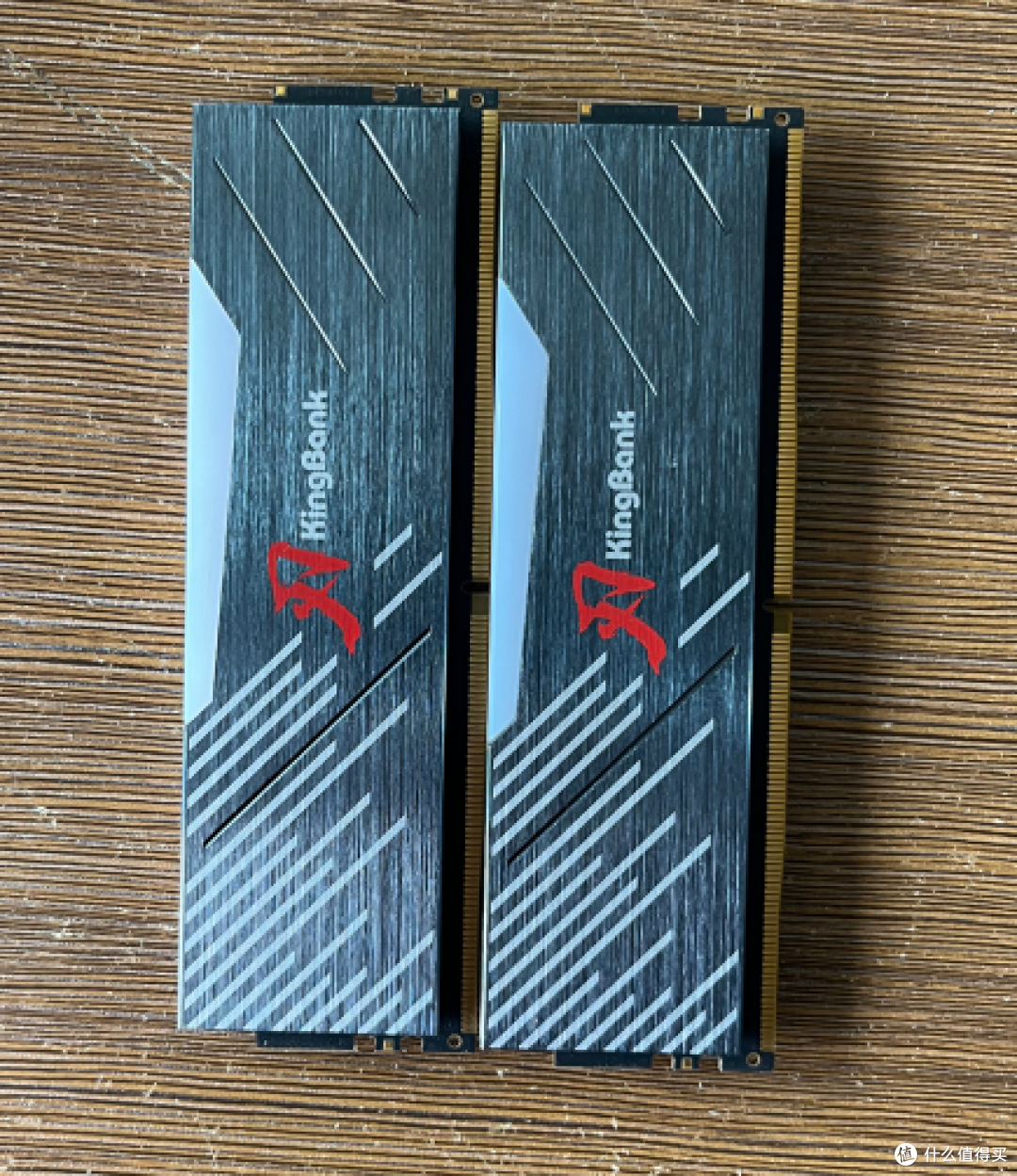 DDR5 内存价格 “断崖式” 暴跌!囤货商恐慌抛售,巨亏压力拉满
