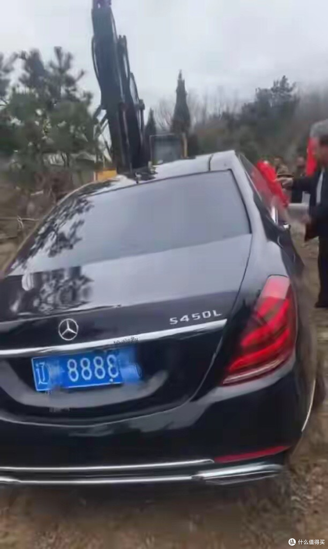 “辽*8888*”真奔驰车陪葬?律师称此行为涉嫌违法