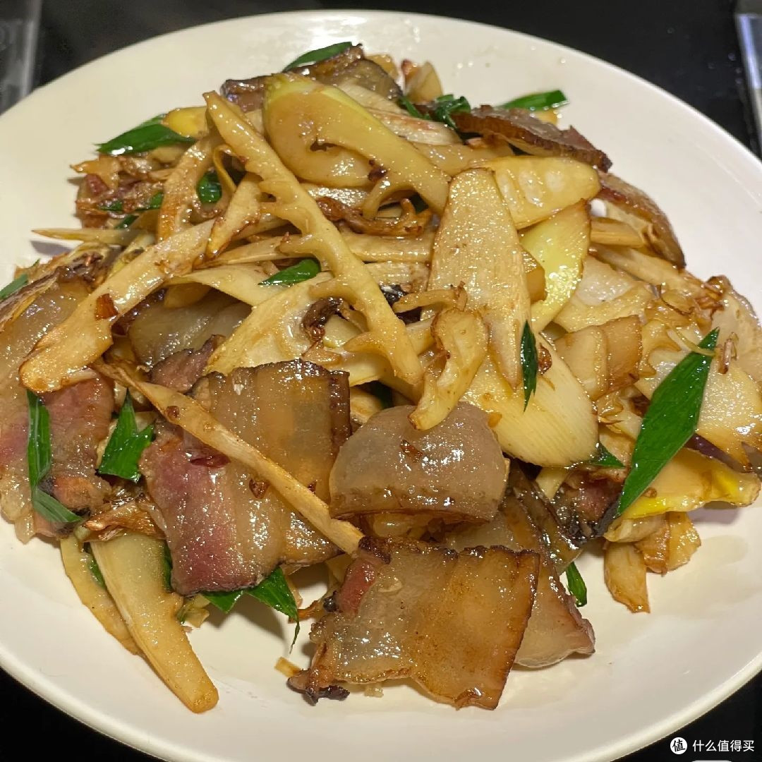 腊肉炒春笋:春日鲜味