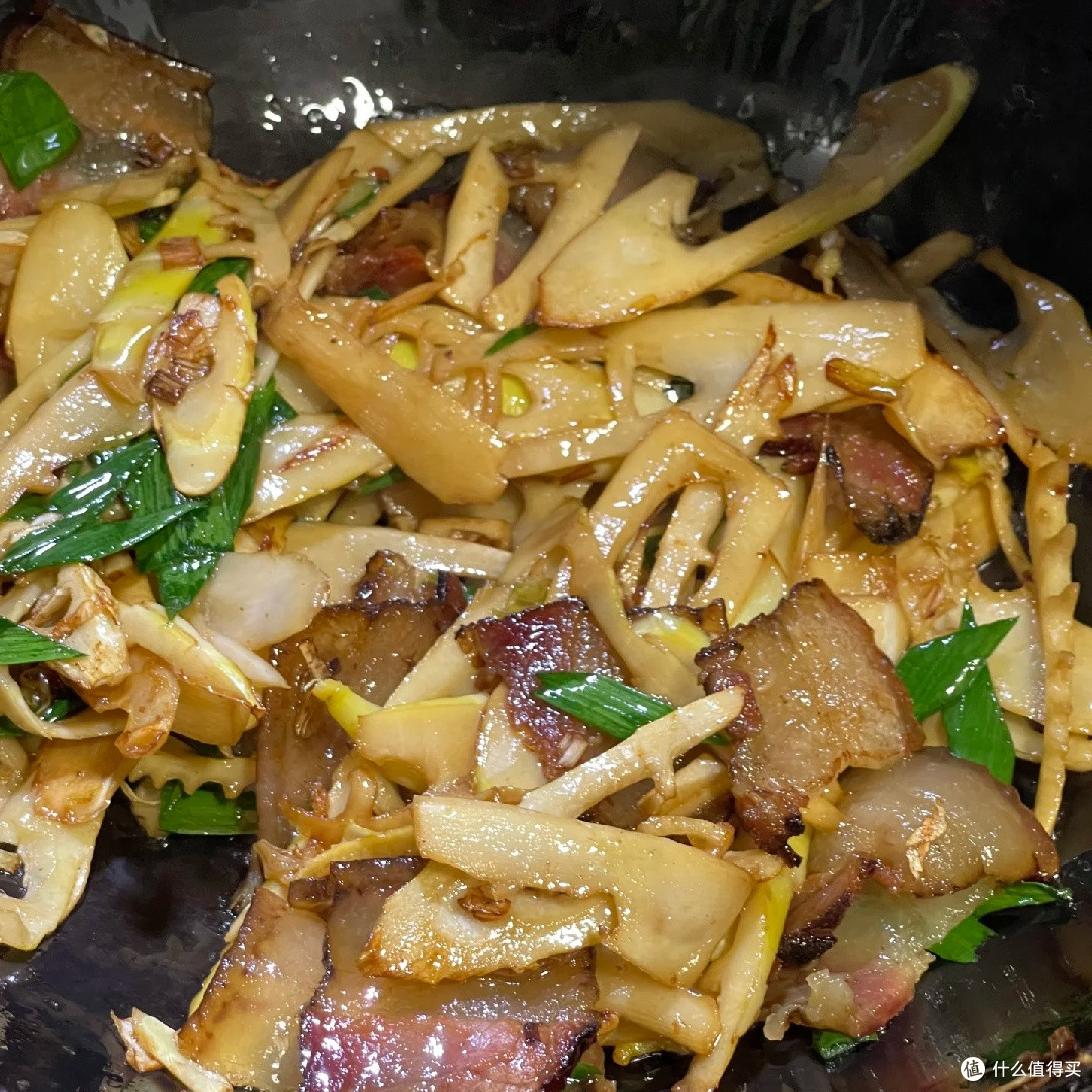 腊肉炒春笋:春日鲜味