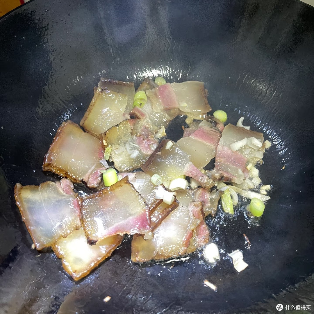 腊肉炒春笋:春日鲜味