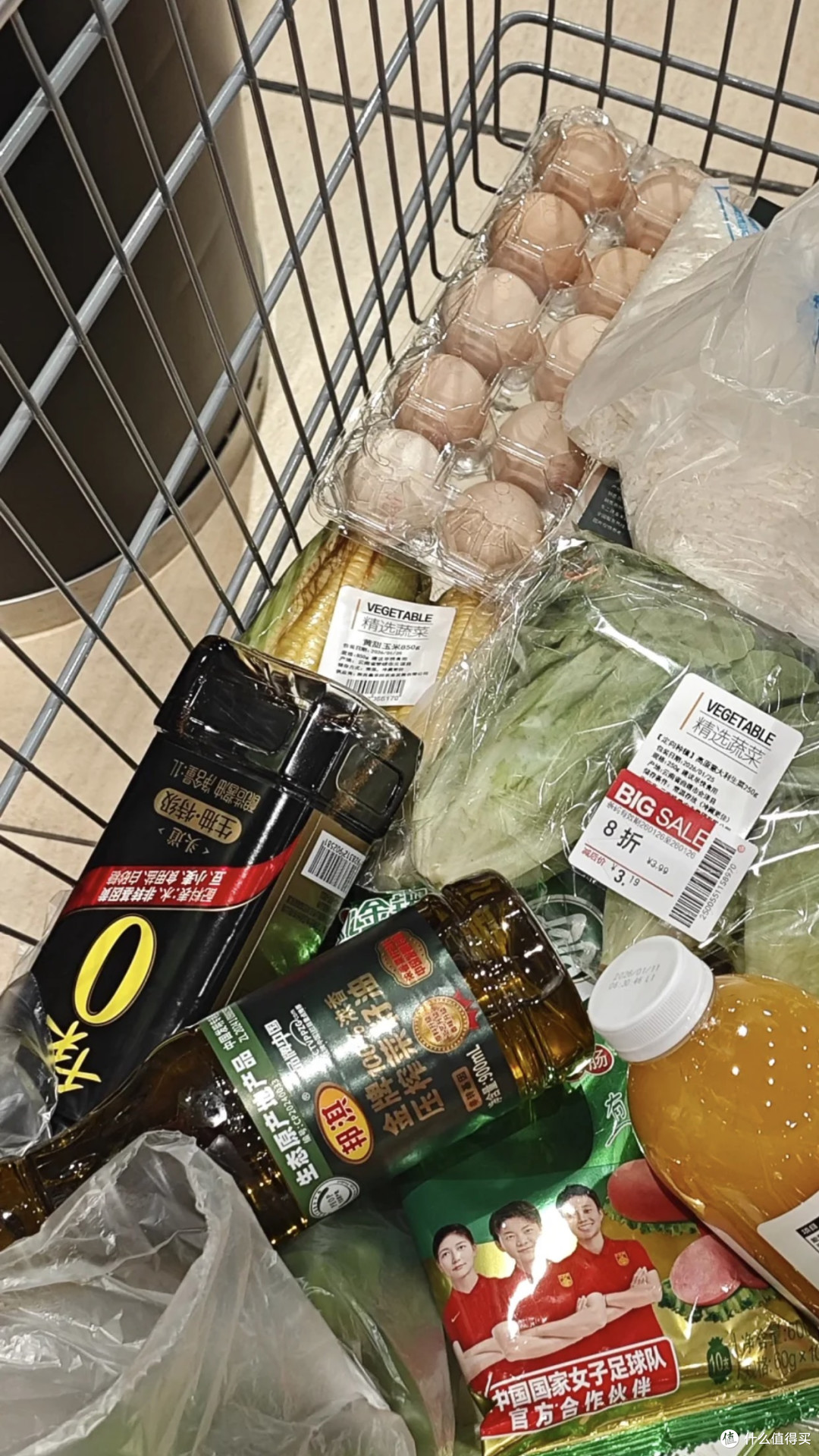 轻盈亚麻袋与玻璃花瓶