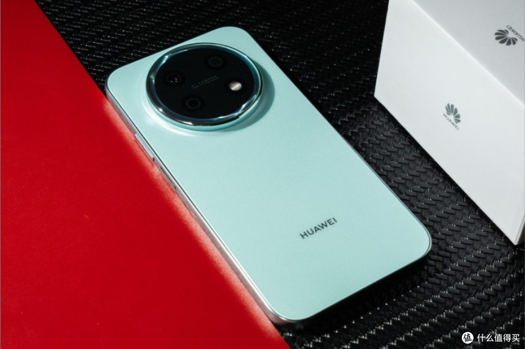 华为手机诞生“新爆款”,8500mAh+鸿蒙OS6,销量超越iPhone17