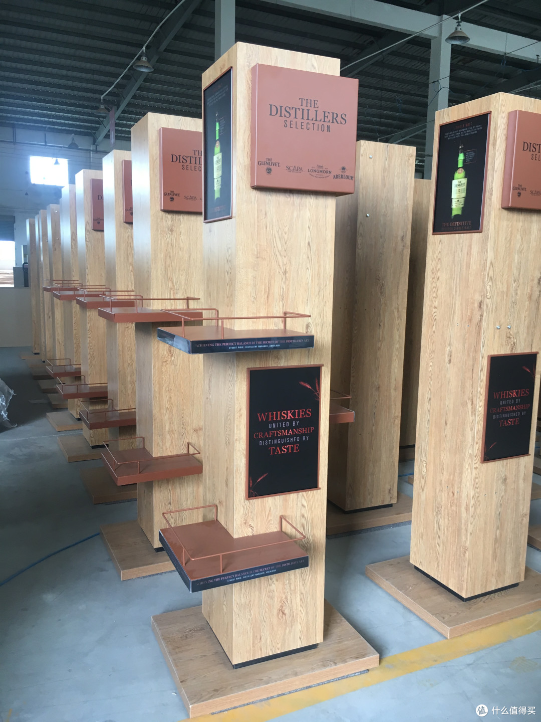 算一笔总账：为什么 “低价展柜”，反而让品牌亏得更多？
