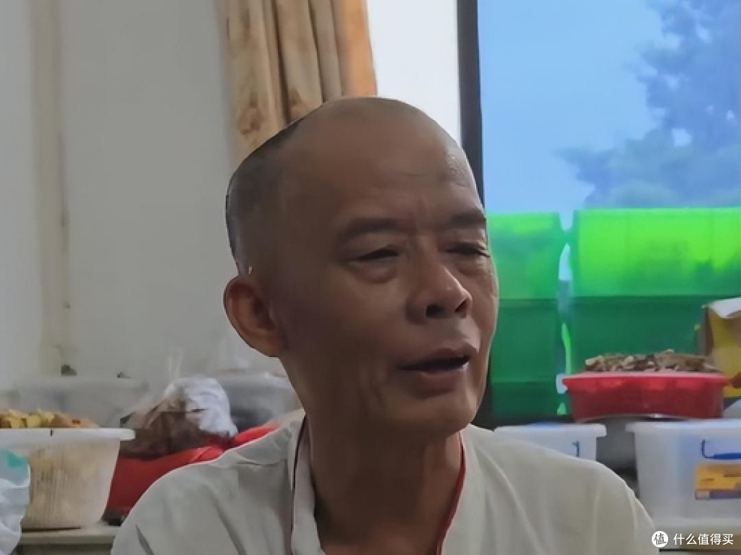 莫叔认错人把记者当刘雨鑫，抬手要打：都是你害的，过来砍鸡！