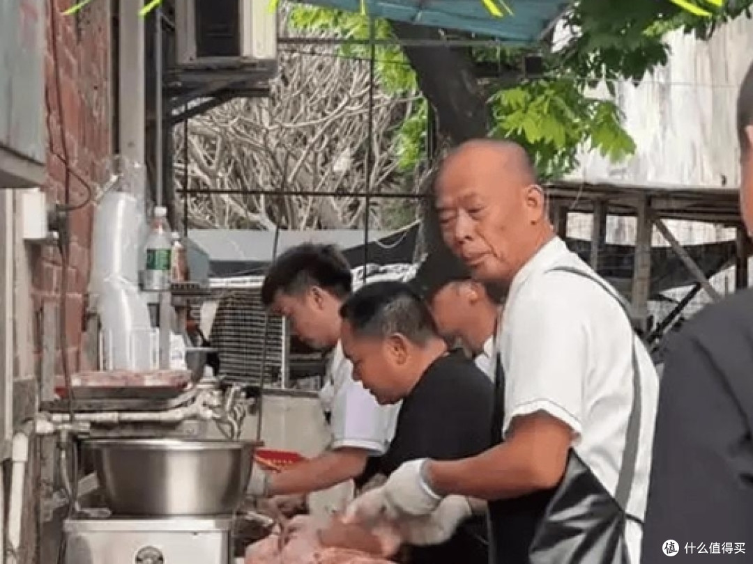 莫叔认错人把记者当刘雨鑫，抬手要打：都是你害的，过来砍鸡！