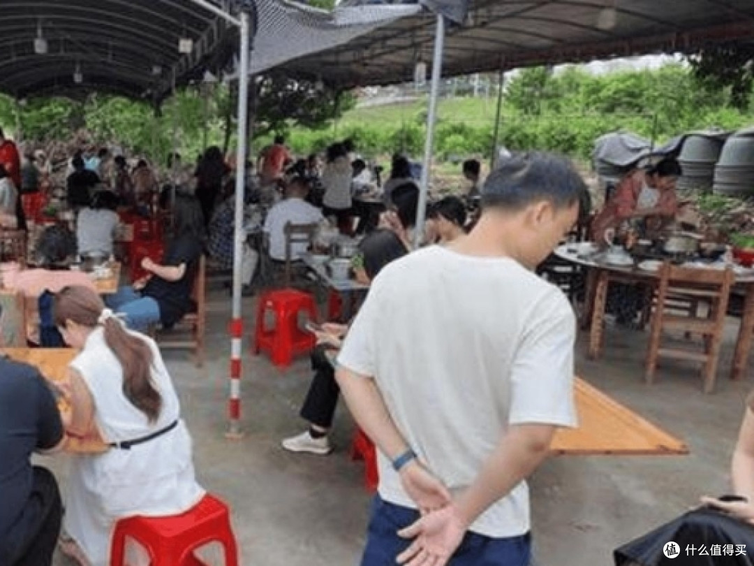 莫叔认错人把记者当刘雨鑫，抬手要打：都是你害的，过来砍鸡！