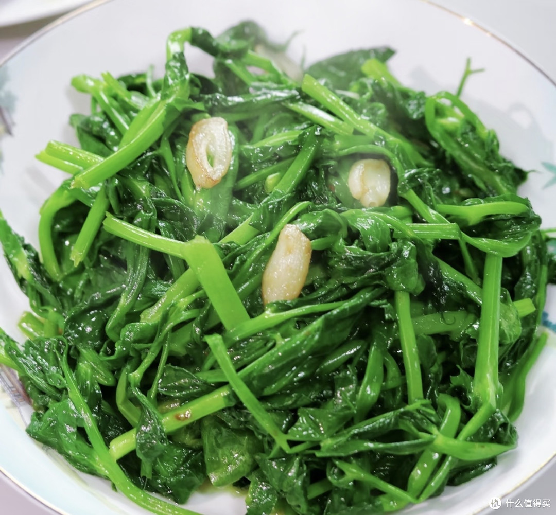 清炒豌豆尖:春日鲜嫩的简单美味