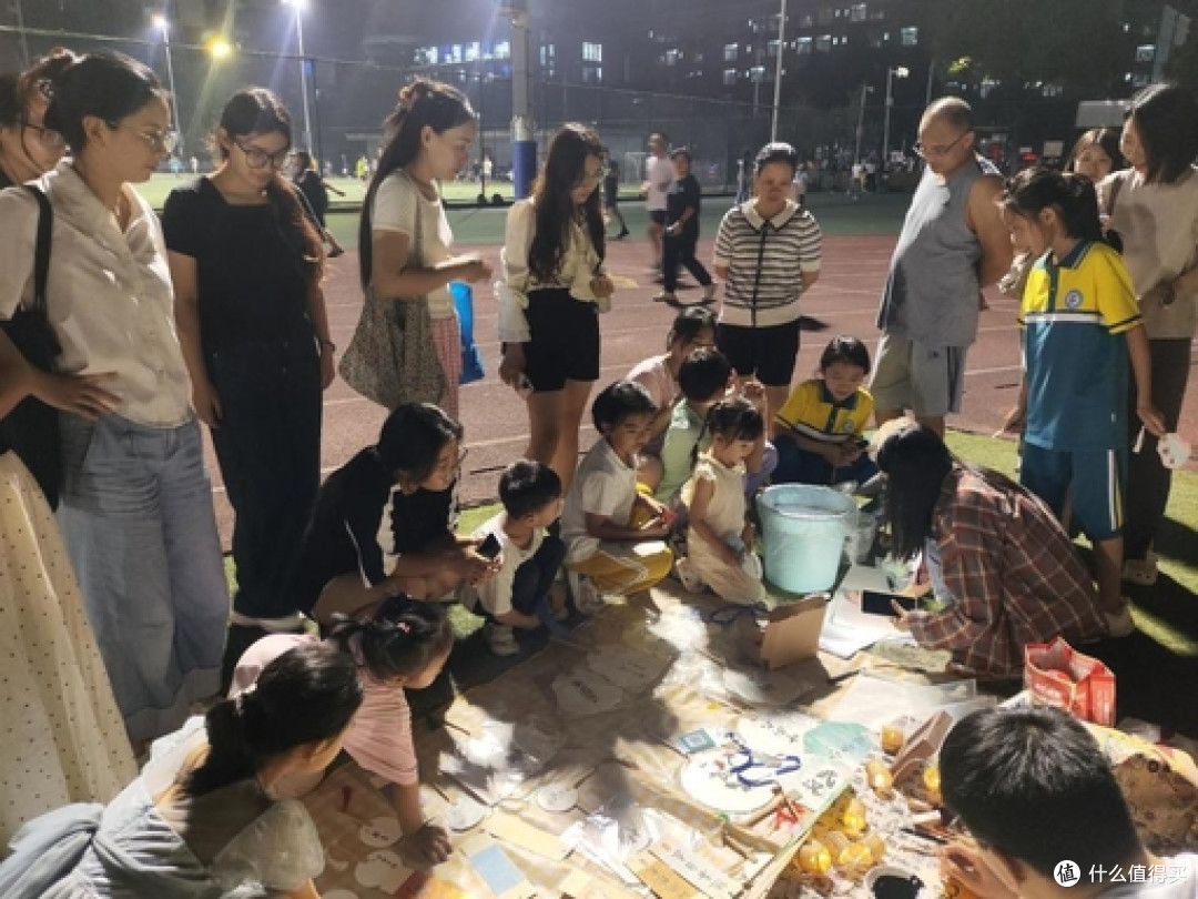 大学生 “反向摆摊” 火遍全国!日入 3000 引全网点赞