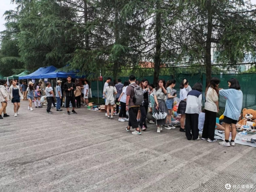 大学生 “反向摆摊” 火遍全国!日入 3000 引全网点赞