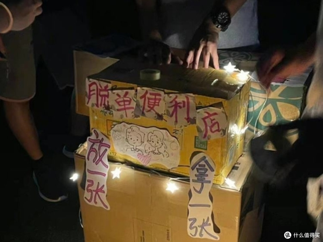 大学生 “反向摆摊” 火遍全国！日入 3000 引全网点赞