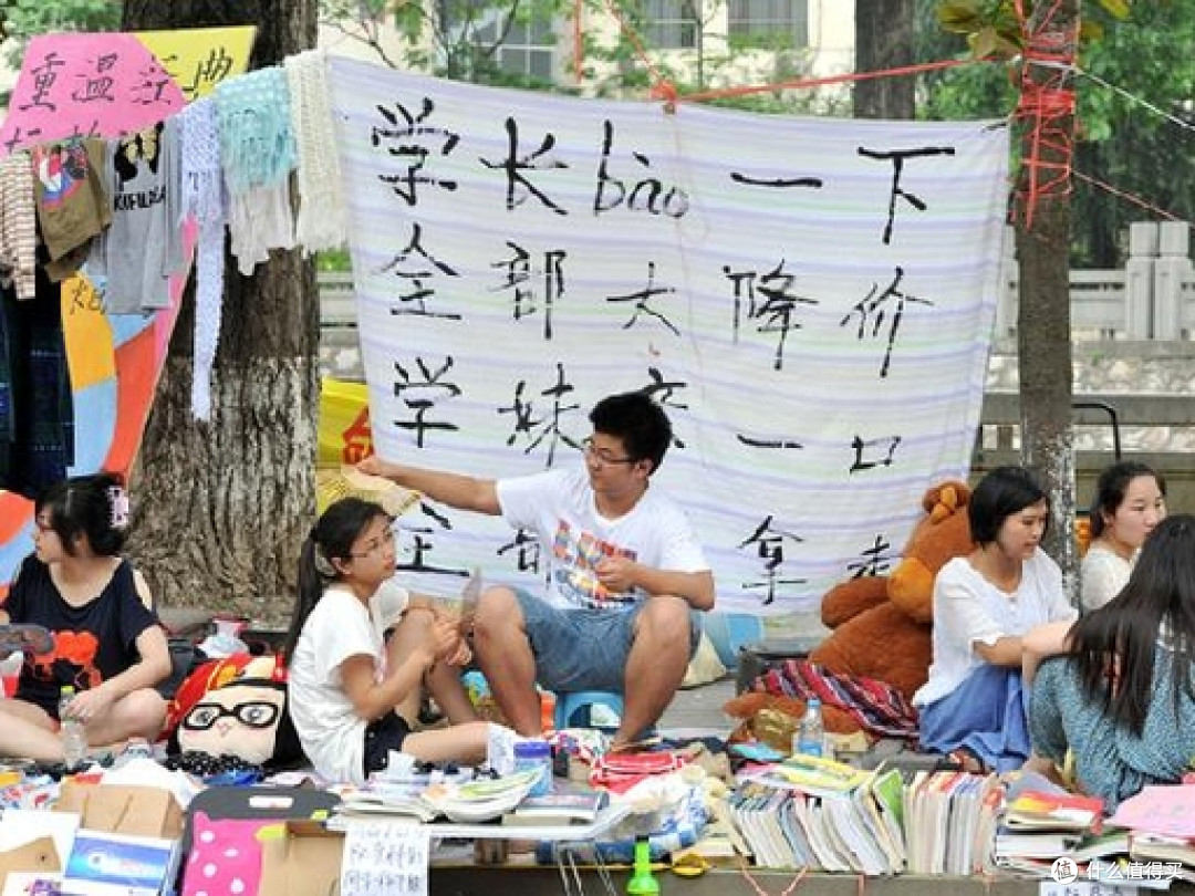 大学生 “反向摆摊” 火遍全国!日入 3000 引全网点赞