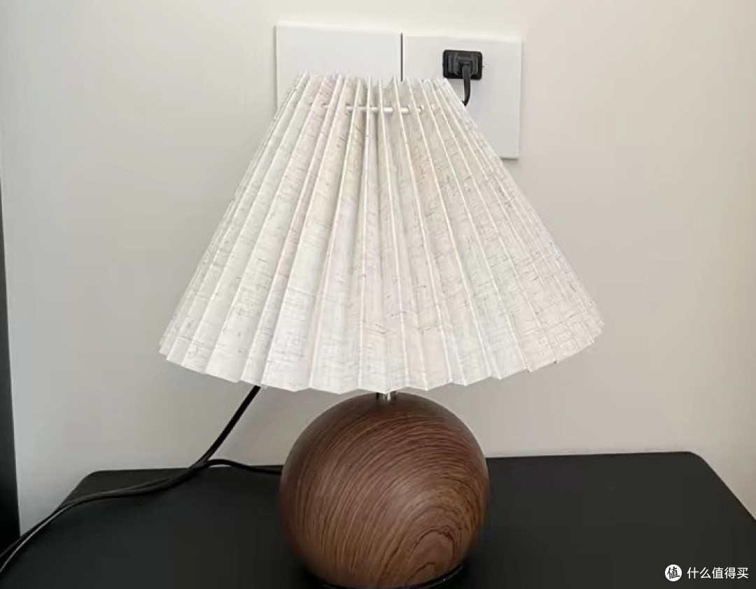 春夜床头灯：柔和光影伴你入眠