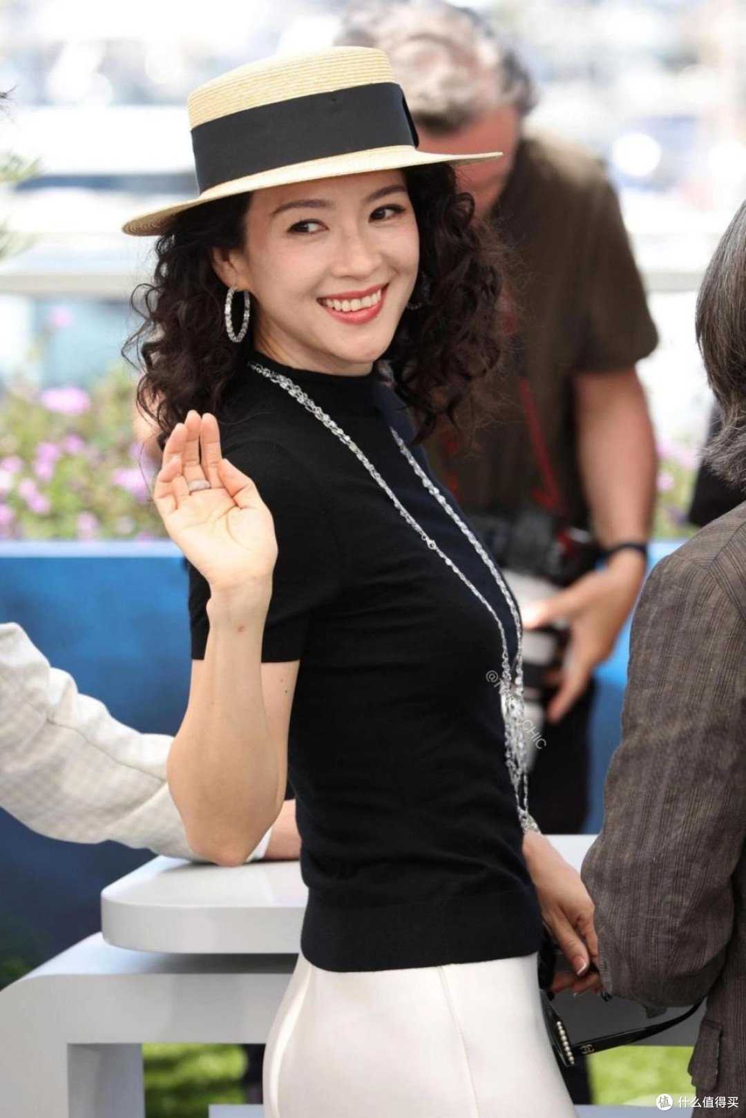 章子怡烫了时髦卷发,穿西装+半裙去度假,整个人美出了新高度!