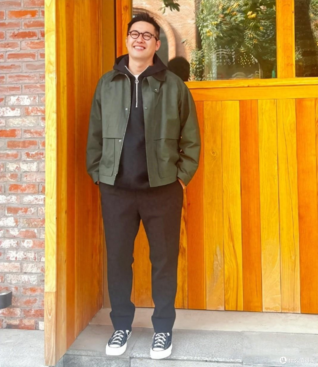 男人上了年纪以后,这3种颜色的衣服就别买了,不是显老就是扮嫩