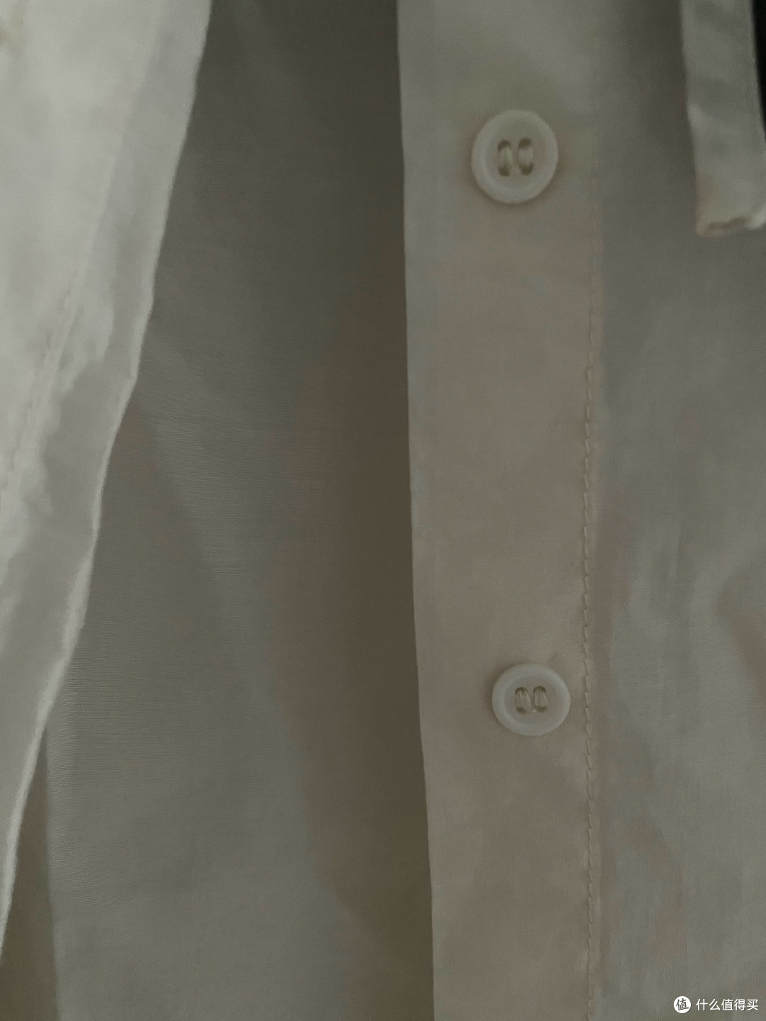 黑白之间:春日薄外套的简约哲学